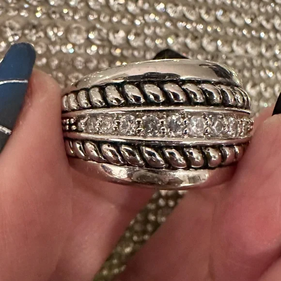 ๐ฅ LIA SOPHIA.One of their most gorgeous rings w/Crystals & Rope detailing.Size 8 - Picture 1 of 12